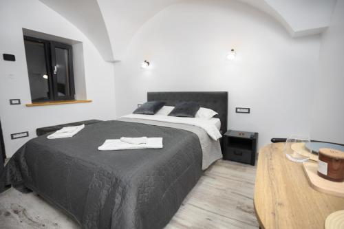 Un dormitorio con una cama con dos toallas blancas encima. en Balcescu Residence, en Brasov