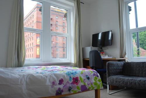 1 dormitorio con cama y ventana en Clift Guest House, en Bristol