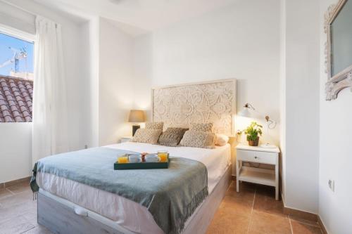 biała sypialnia z dużym łóżkiem i oknem w obiekcie NT Centro Ciudad - Catedral & Parking w Maladze