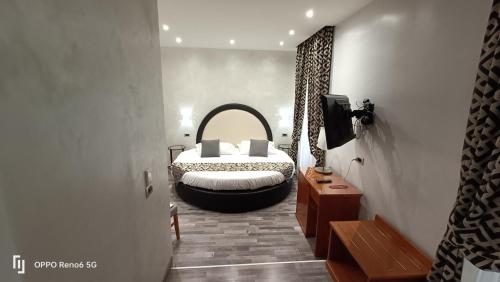 罗马House 4 Mori的卧室配有床和浴缸