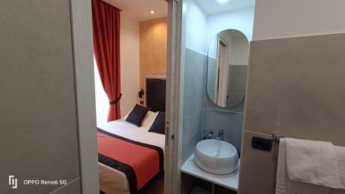 罗马House 4 Mori的一间带床和水槽的小浴室