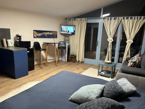 ein Wohnzimmer mit einem Bett und einem TV. in der Unterkunft MonPe apartmánik s atmosférou in Komárno