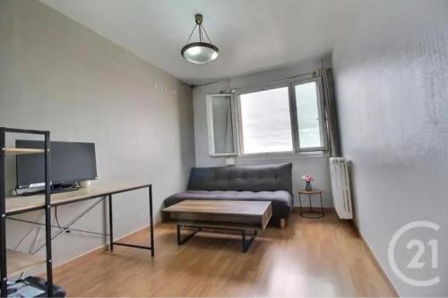 un salon avec un canapé et une télévision dans l'établissement Très charmant appartement proche de Paris, à Aulnay-sous-Bois