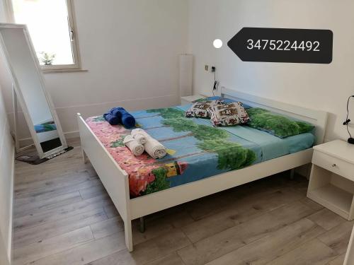 - une chambre avec un lit et une couette bleue dans l'établissement Lucky House, à Marina di Ragusa
