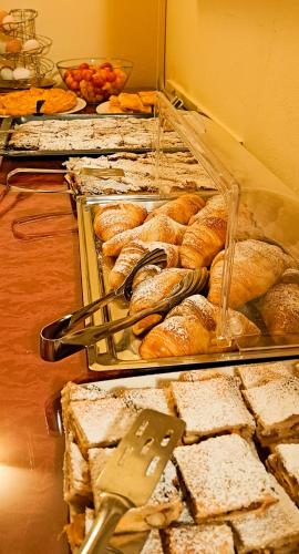 a display of bread and pastries in a bakery at Agriturismo Villa Guarnaschelli in Scandicci