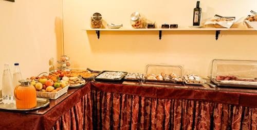スカンディッチにあるAgriturismo Villa Guarnaschelliのテーブルの上に様々な種類の料理を取り揃えたビュッフェ