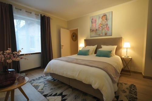 - une chambre avec un grand lit et une fenêtre dans l'établissement B&B SPA CITADELLE, à Namur