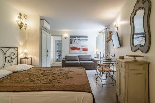 Un pat sau paturi într-o cameră la Aux Augustins Palais des Papes & Wellness