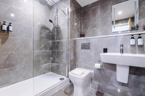 Ένα μπάνιο στο The Sterling Suite - Fast Wifi, Modern, Close to Broad Street, City Center