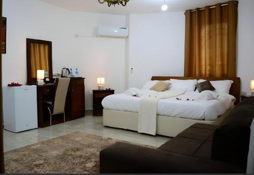 un soggiorno con 2 letti e un divano di Marvel Hostel a Wadi Musa
