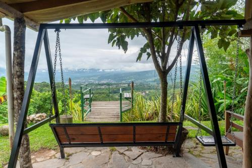 a swing room with a view of a tree at Cabaña El Manzano: Vistas increíbles y Mirador in Turrialba