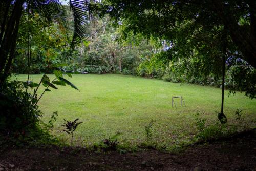a large grassy field with a hoop in the middle at Cabaña El Manzano: Vistas increíbles y Mirador in Turrialba