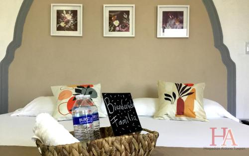 - un lit avec une bouteille d'eau dans l'établissement Hospedaje Aldana - Casa LA VISTA en zona verde, à Tuxpan