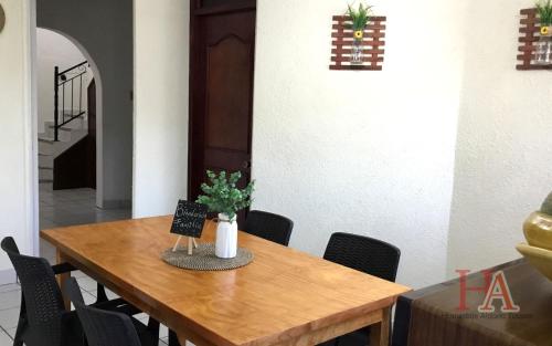 stół jadalny z wazonem kwiatów w obiekcie Hospedaje Aldana - Casa LA VISTA en zona verde w mieście Tuxpan de Rodríguez Cano