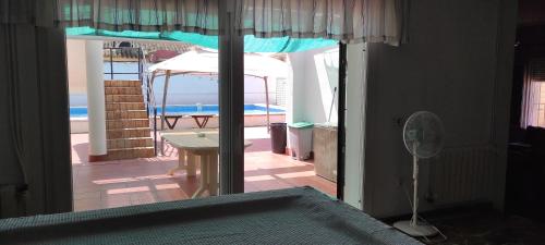 una camera da letto con vista su un patio con piscina di Chalet Valdelagrana a El Puerto de Santa María