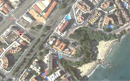 Apartamento con Piscina y Jardín Fantástico Cala Sirenas - Nuevo في ميامي بلاتجا: إطلالة علوية على مدينة بها شاطئ