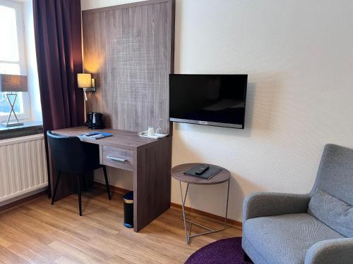 Una televisión o centro de entretenimiento en Hotel Wictoria