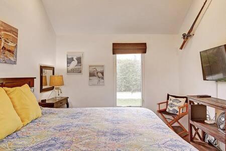 Postel nebo postele na pokoji v ubytování Another Day in Paradise at Spanish Village