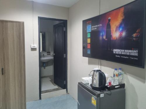 TV a/nebo společenská místnost v ubytování New Breakers Hotel Rawai