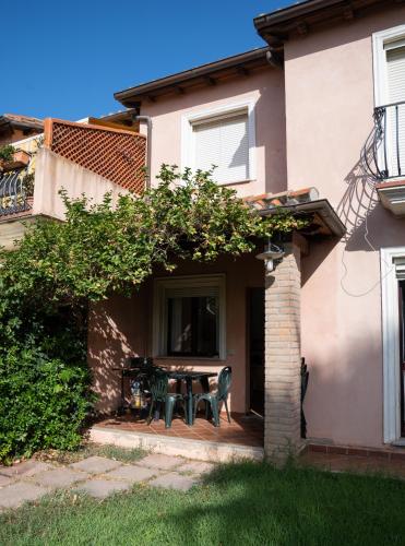 a house with a patio with a table and chairs at Residence del sole in Àrbatax