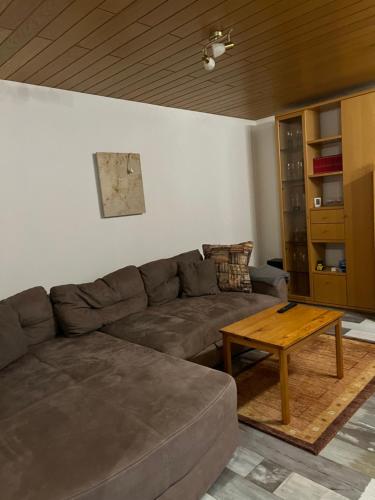 een woonkamer met een bank en een salontafel bij Ferienwohnung am Moor in Rehden