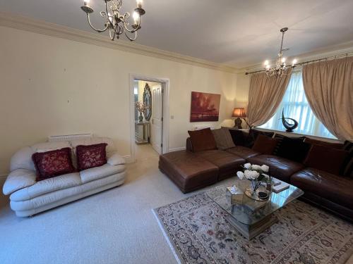 un soggiorno con divano in pelle marrone e tavolo di Coral Gables a Northampton