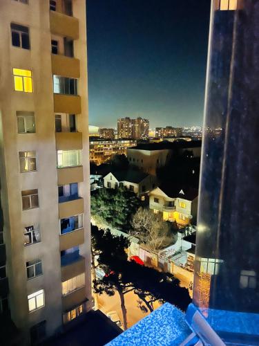 - Vistas a la ciudad desde un edificio en Дом, en Baku