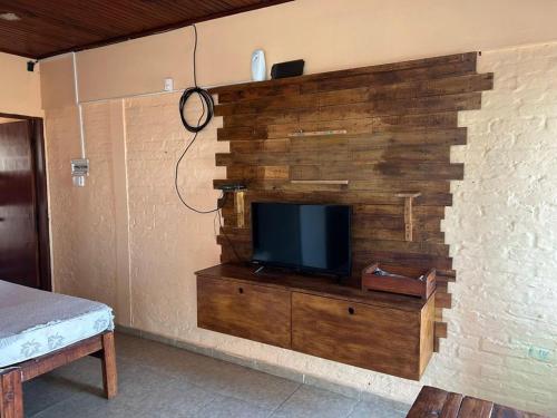 TV de pantalla plana en una pared de madera en Apartamento paysandu, en Paysandú