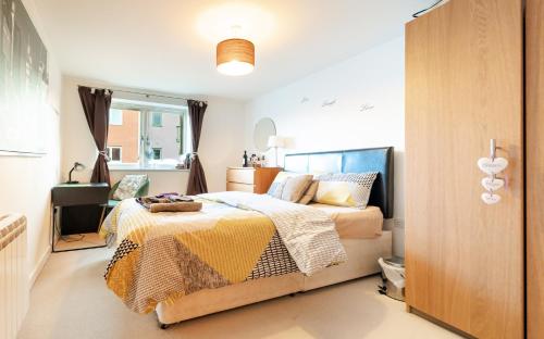- une chambre avec un lit et une fenêtre dans l'établissement Superhost 1 bedroom flat 15 mins to center,zone 2, à Londres