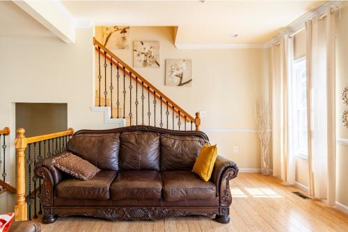 Χώρος καθιστικού στο Luxurious and Cozy Room in Washington DC