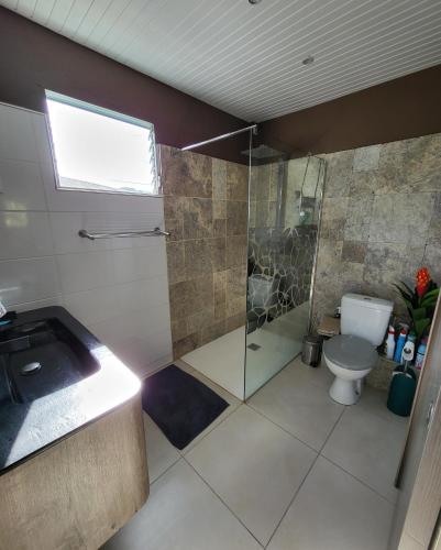 een badkamer met een douche, een toilet en een wastafel bij Résidence Belle Anse 6 Pers 3ilets in Les Trois-Îlets
