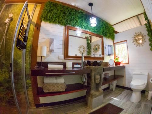CabuyaにあるCoyote Roomsのバスルーム(トイレ、鏡付き洗面台付)