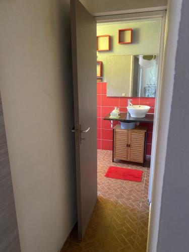 Ванная комната в Bas de villa ensoleillé ventilé