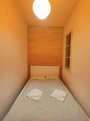 Una cama o camas en una habitación de Cozy Downtown Private Apartment