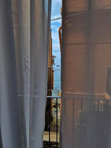 Balkoni atau teres di LA CASETTA AZZURRA CHIANALEA - locazione turistica