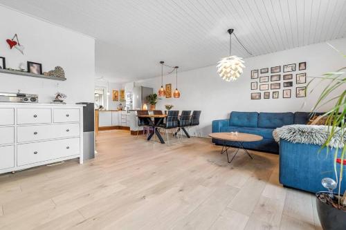 - un salon avec un canapé bleu et une table dans l'établissement Nice and Cozy family house at Billund Center, à Billund