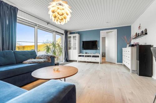 Телевизор и/или развлекательный центр в Nice and Cozy family house at Billund Center