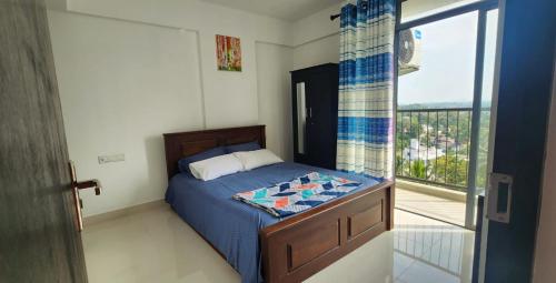 - une petite chambre avec un lit et un balcon dans l'établissement Two bedroom apartment in Colombo, à Talawatugoda