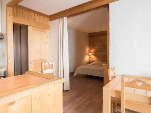Cette chambre comprend une table et un lit. dans l'établissement 2 pièces sud à 500 m des pistes avec Wifi et animaux admis - FR-1-449-53, à Tignes
