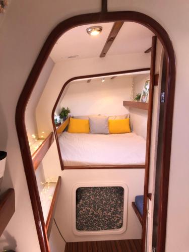 ein kleines Zimmer mit einem Bett und einem Spiegel in der Unterkunft Baradozig in Terre-de-Haut