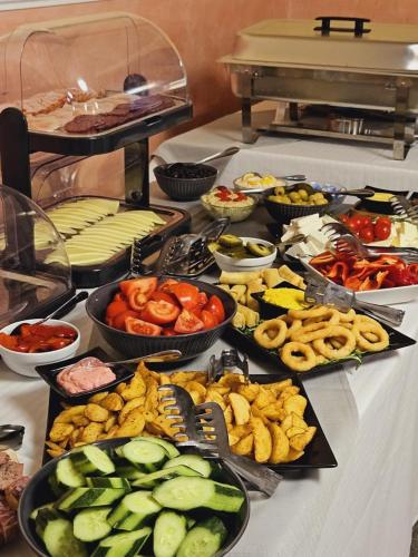 波亚纳布拉索夫Monti Chalet的自助餐桌上摆满了各种不同类型的食物