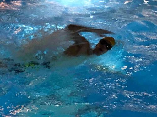 a person in a swimming pool with a hat and sunglasses at Apartamento El Eden in Playa de Gandia