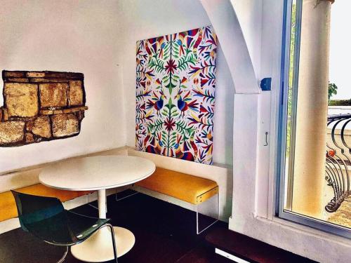 einen Tisch und einen Stuhl in einem Zimmer mit Fenster in der Unterkunft Captains Quarters at Lowry Hill in Christiansted