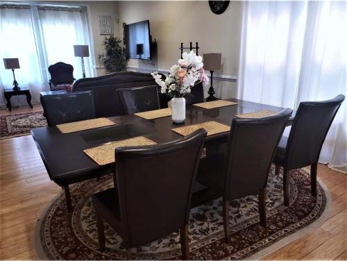 Ruang duduk di Luxurious and Cheerful Room in Washington DC