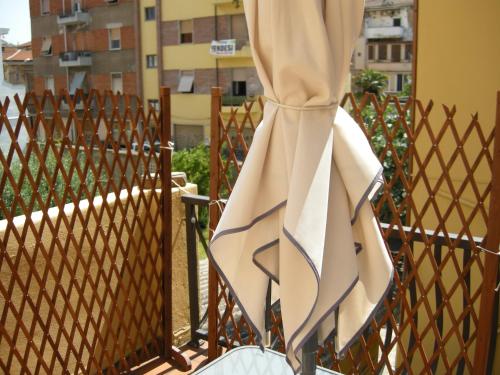 a curtain on a fence on a balcony at Civico10, appartamento centrale con parcheggio e terrazzo in Piombino