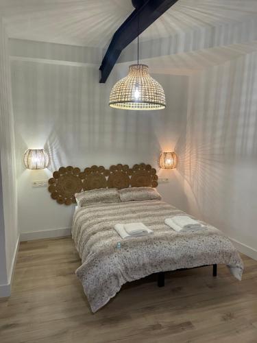 1 dormitorio con 1 cama grande y suelo de madera en Río Genil en Pinos Genil