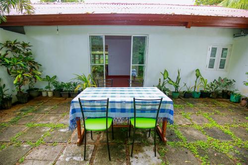 uma mesa e cadeiras em frente a uma casa em Villa Ravichini em Pollonaruva