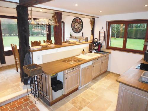 une grande cuisine avec évier et comptoir dans l'établissement Augettes Bergerie, à Saint-Hymer