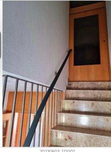 een trap in een gebouw met een deur bij Messezimmer in Edemissen
