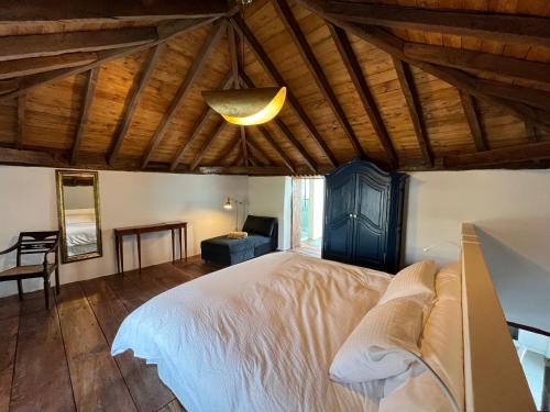 ein Schlafzimmer mit einem großen weißen Bett in einem Zimmer in der Unterkunft Casa El granero de Antonio in San Miguel de Abona